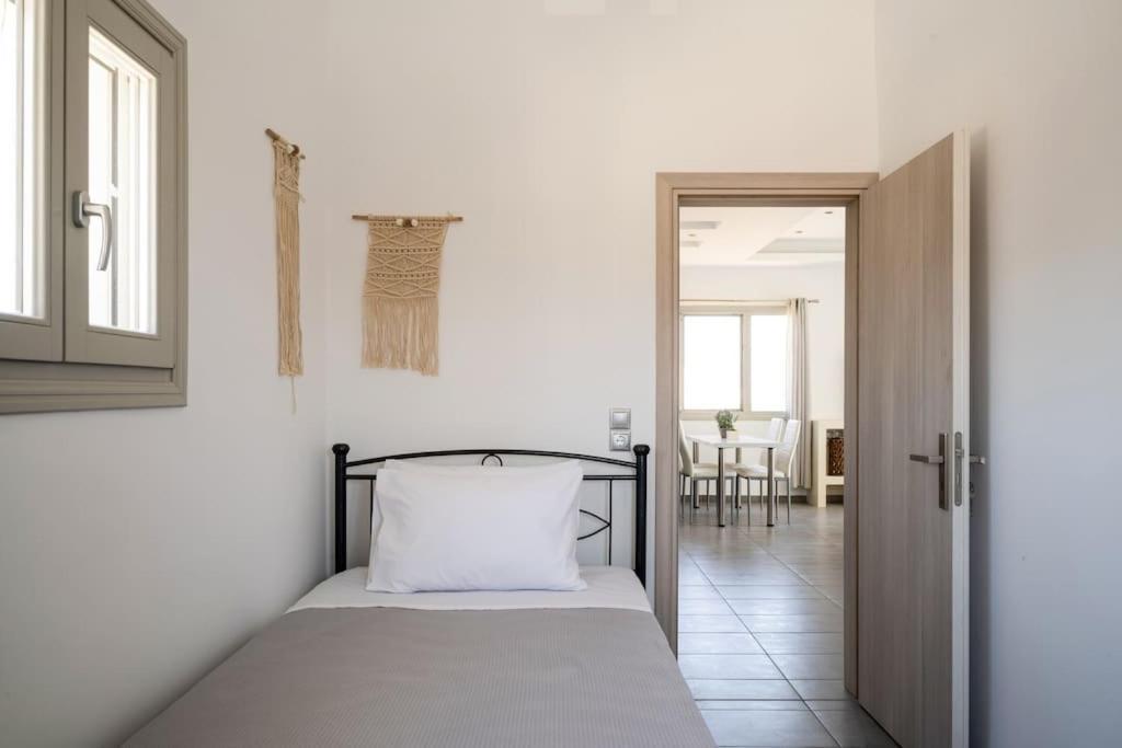 In The Heart Of Fira & Free Pool - Nychteri Suite 외부 사진