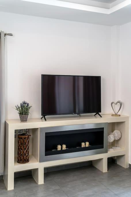 In The Heart Of Fira & Free Pool - Nychteri Suite 외부 사진
